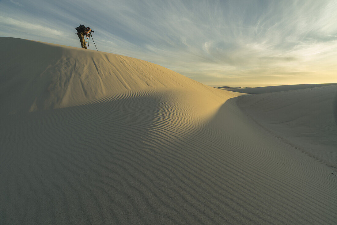 Fotografierende Person in der weißen Sandwüste des Namakwaland National Park; Südafrika