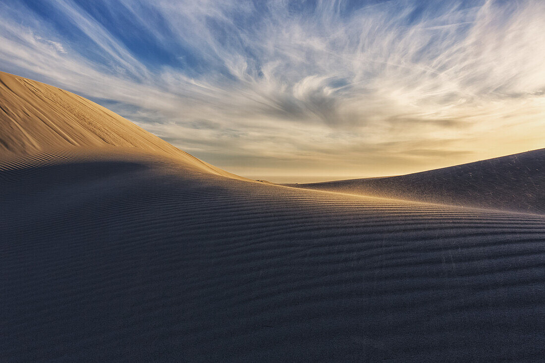 Sand weht in der Wüste des Namakwaland Nationalparks in Richtung der Kamera; Namakwa, Südafrika