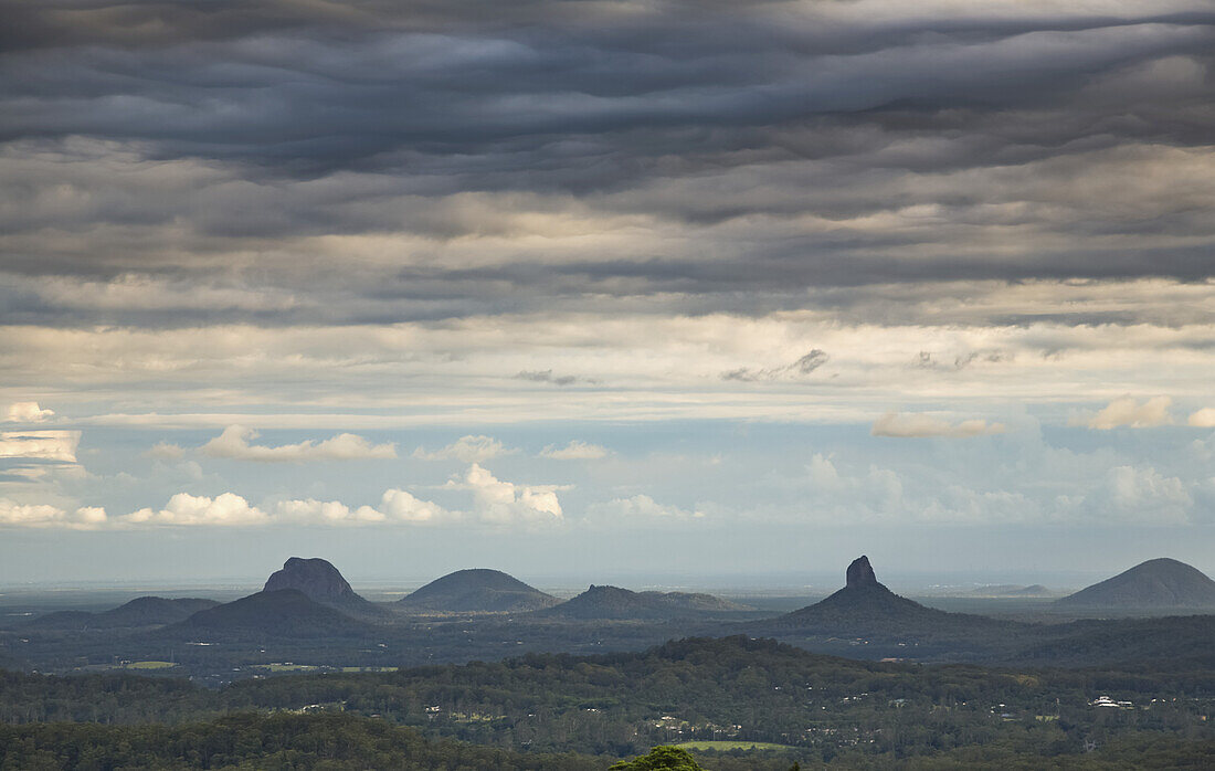 Zerklüftete Landschaft mit spitzen Bergen; Maleny, Queensland, Australien