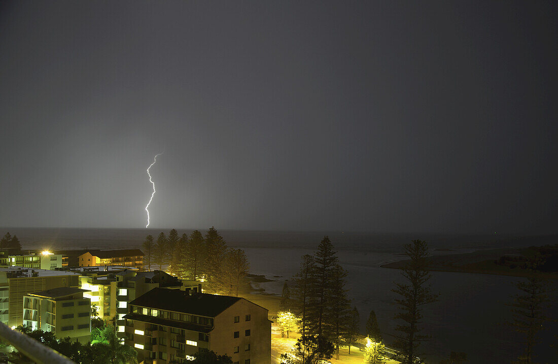 Gewitterwolken und Blitze über einer Stadt; Caloundra, Queensland, Australien