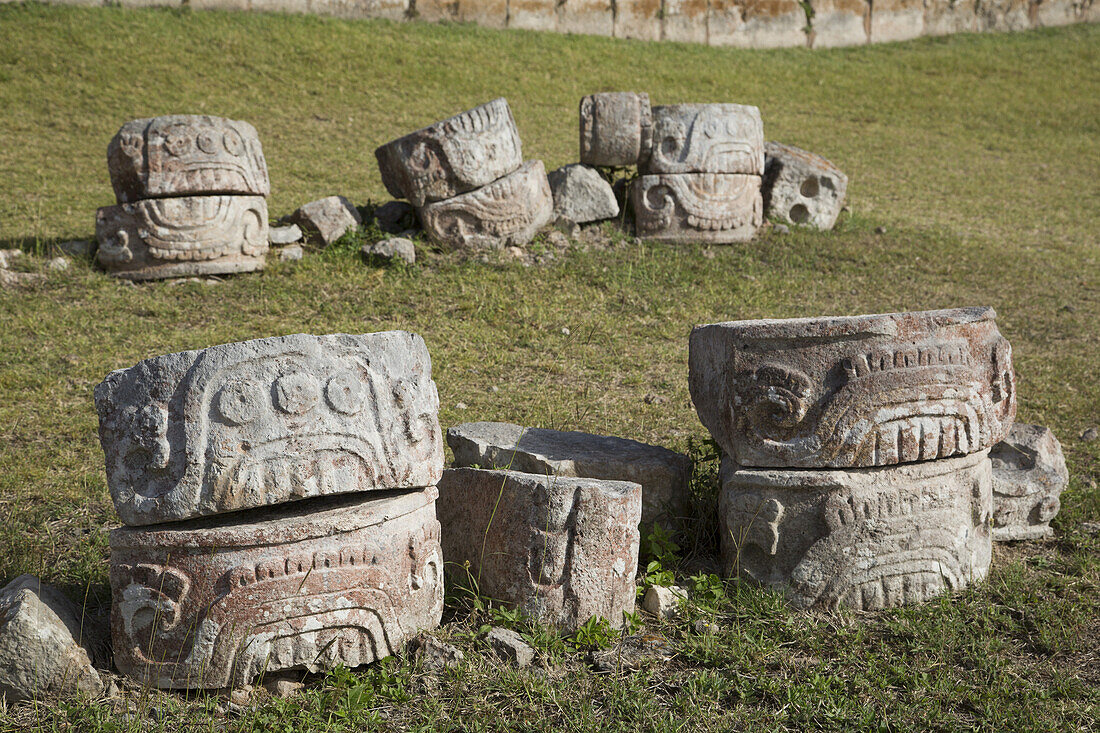 Steinglyphen vor dem Palast der Masken, archäologische Stätte Kabah; Yucatan, Mexiko