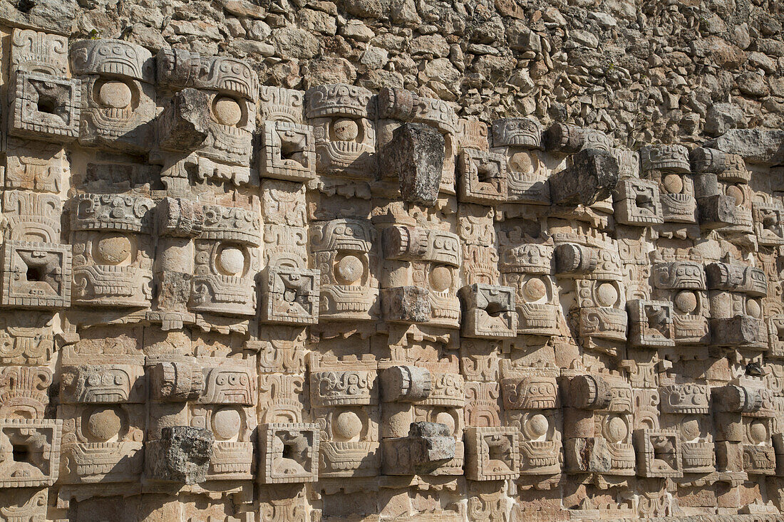 Steinbilder des Regengottes Chac, Palast der Masken, archäologische Stätte Kabah; Yucatan, Mexiko