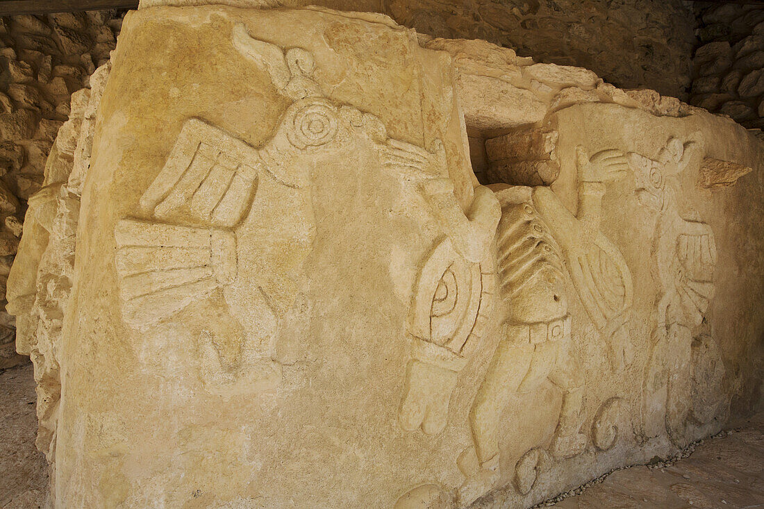 Stuckrelieffiguren, Skelettköpfe in den Nischen gefunden, Castillo De Kukulcan, Mayapan Maya-Ausgrabungsstätte; Yucatan, Mexiko