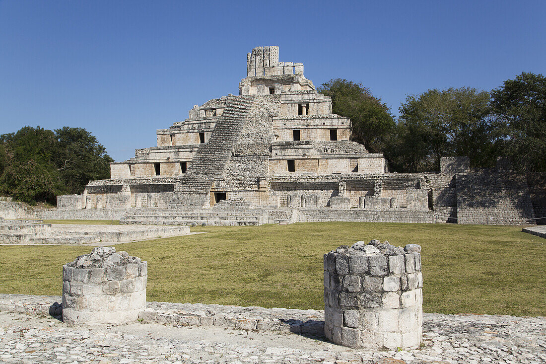 Struktur mit fünf Stockwerken (Pisos), archäologische Maya-Stätte Edzna; Campeche, Mexiko
