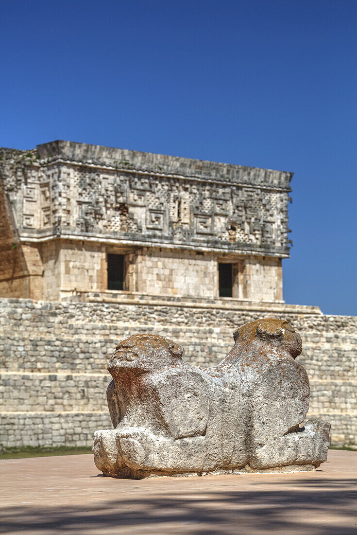 Doppelköpfiger Jaguar und Palast des Gouverneurs, Uxmal; Yucatan, Mexiko