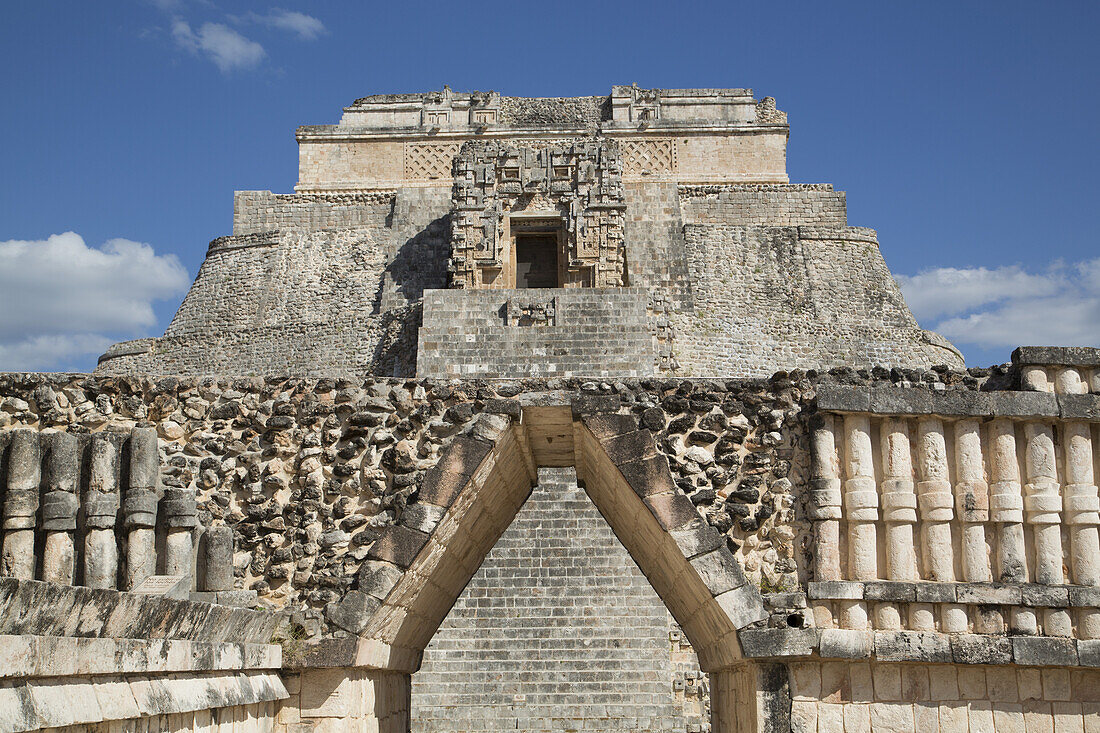Rundbogen (Vordergrund), Pyramide des Magiers (Hintergrund), Maya-Ausgrabungsstätte Uxmal; Yucatan, Mexiko