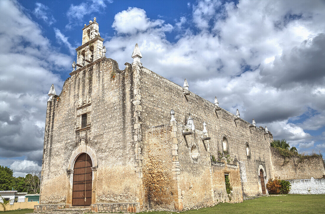 Koloniale Kirche, spätes sechzehntes Jahrhundert; Yucatan, Mexiko