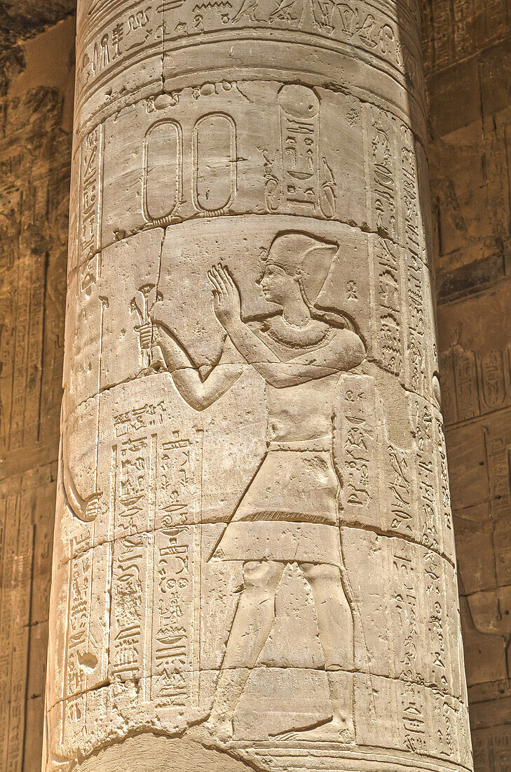 Säulen in der Hypostylhalle, Horus-Tempel; Edfu, Ägypten