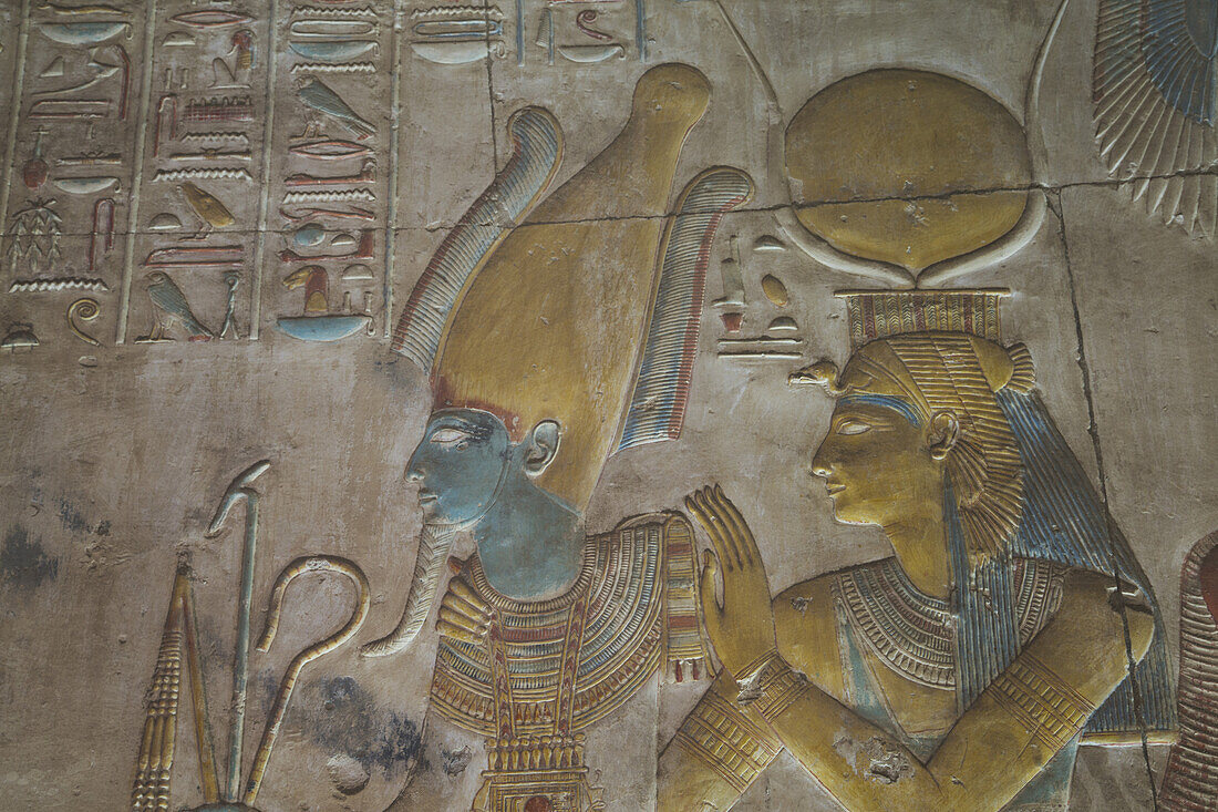 Bas-Relief, Ramses Ii (links), Göttin Hathor (rechts), Tempel des Seti I; Abydos, Ägypten