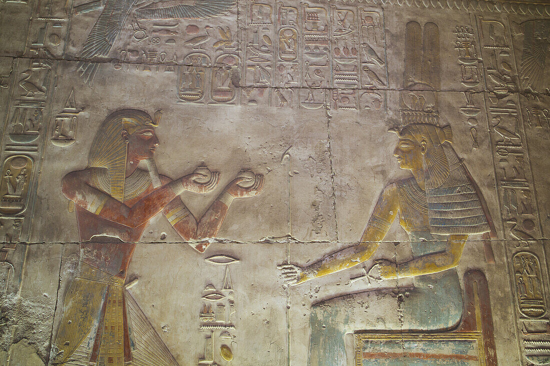 Bas-Relief, Pharao Seti I. (links), Gott Amun (rechts), Tempel des Seti I.; Abydos, Ägypten