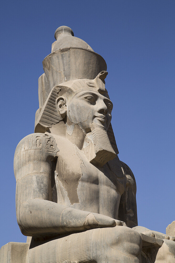 Statue des sitzenden Ramses Ii, Hof des Ramses Ii, Luxor-Tempel; Luxor, Ägypten