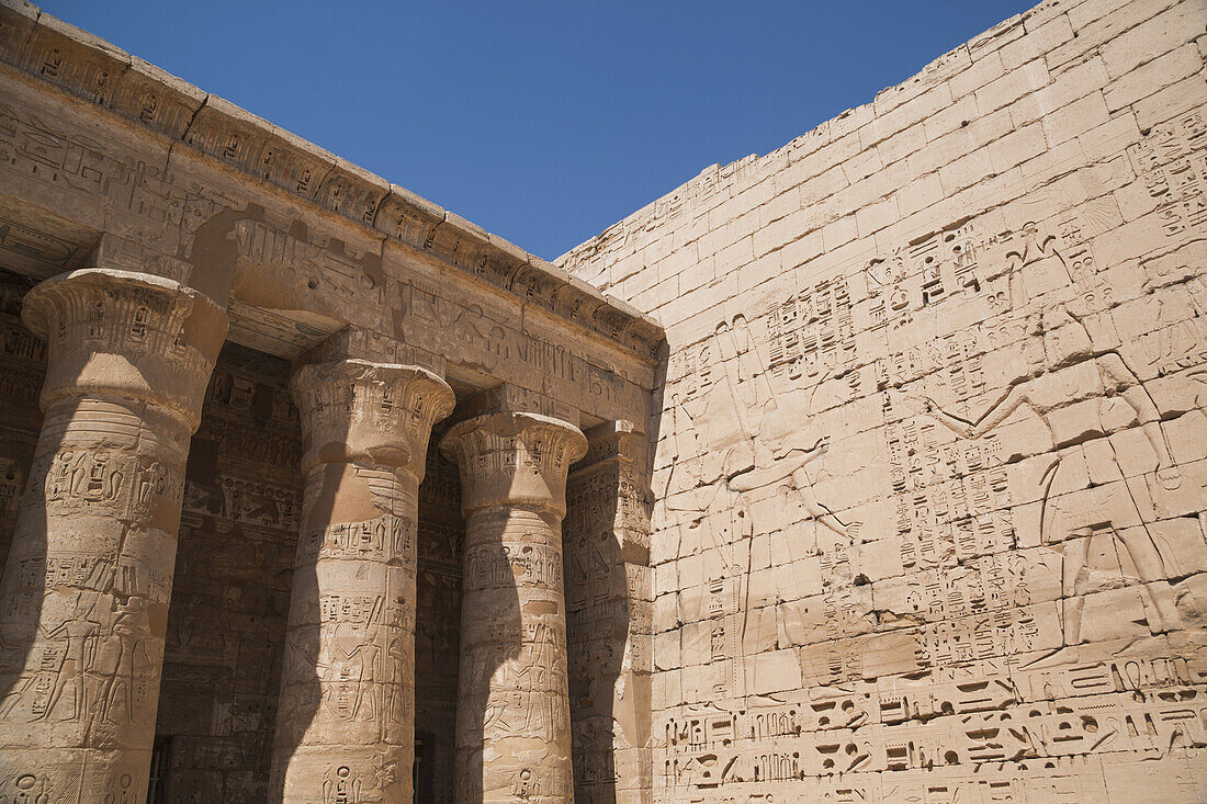 Säulen des zweiten Hofes, Medinet Habu (Totentempel von Ramses Iii), Westbank; Luxor, Ägypten