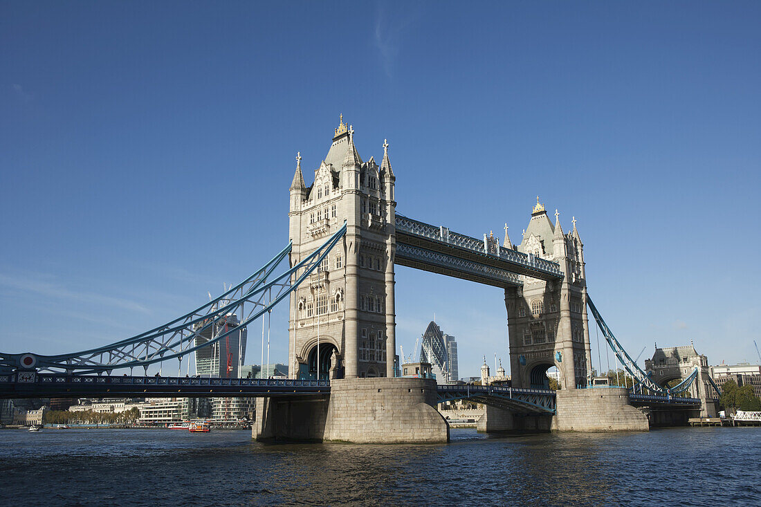 Die Tower Bridge, die die Themse überquert; London, England