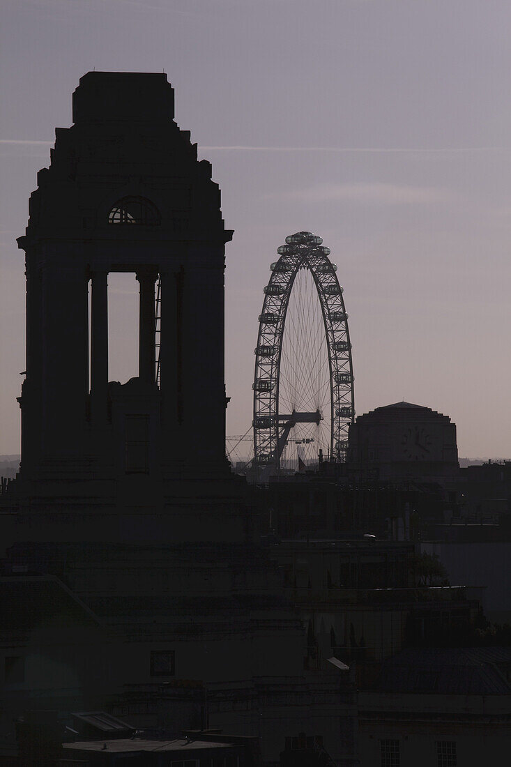 Freemason's Hall und das London Eye in Silhouette über den Dächern von Covent Garden; London, England