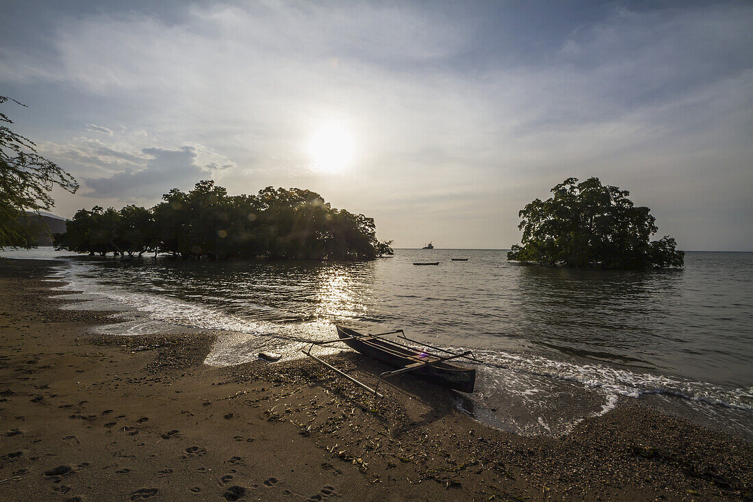 Boot und Mangroven in Areia Branca; Dili, Osttimor