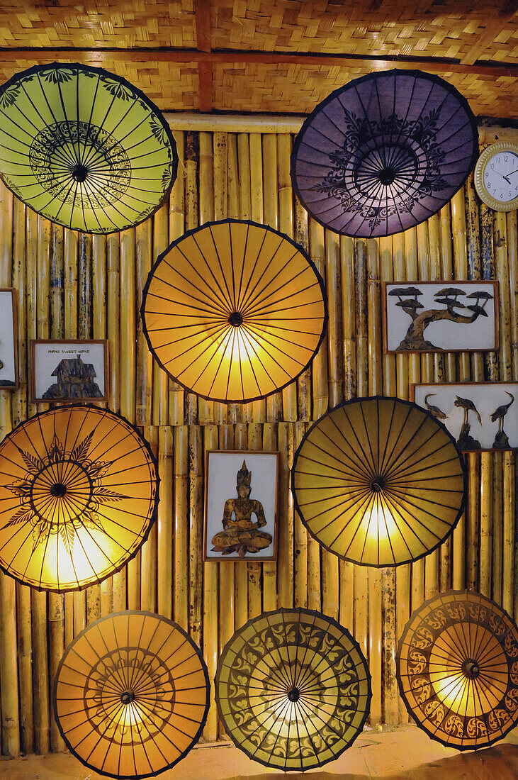 Bunte Regenschirme in einem Geschäft; Myanmar
