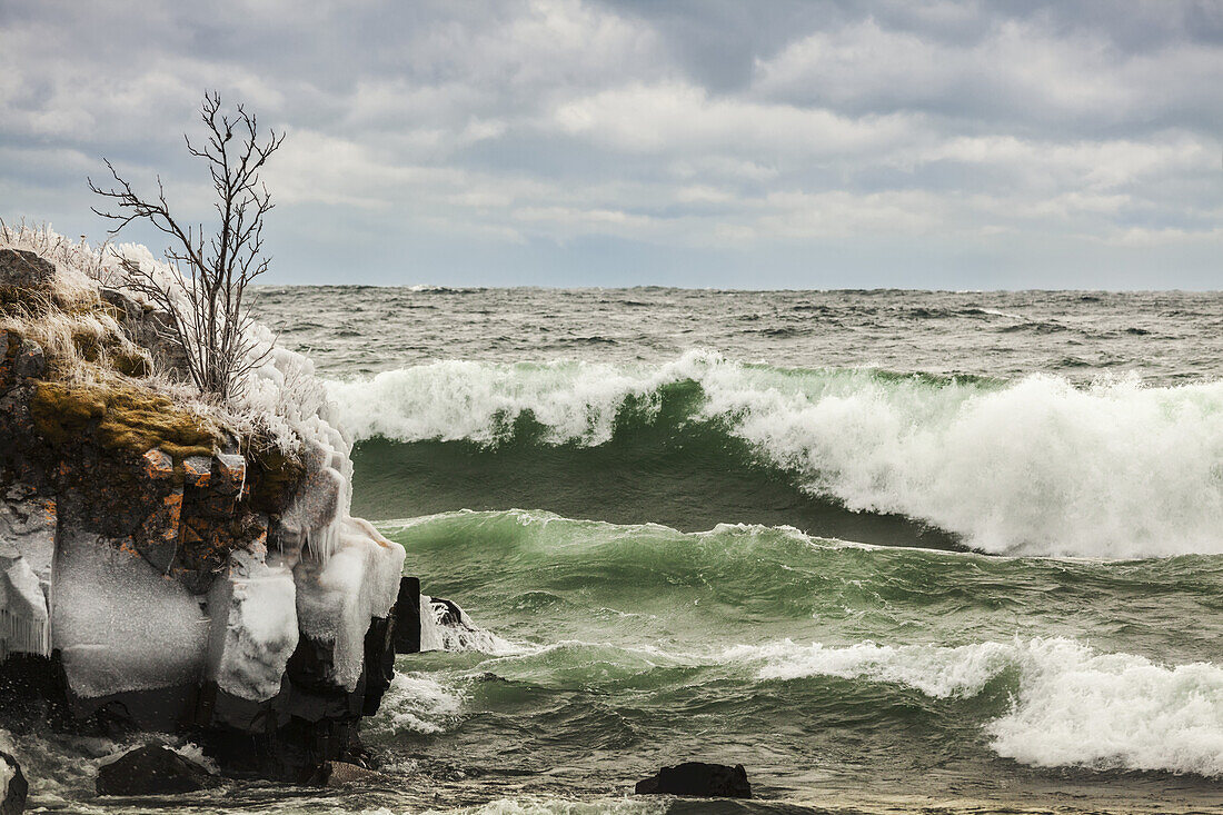 Wellen des Lake Superior, Eis und Felsen entlang der Uferlinie; Thunder Bay, Ontario, Kanada