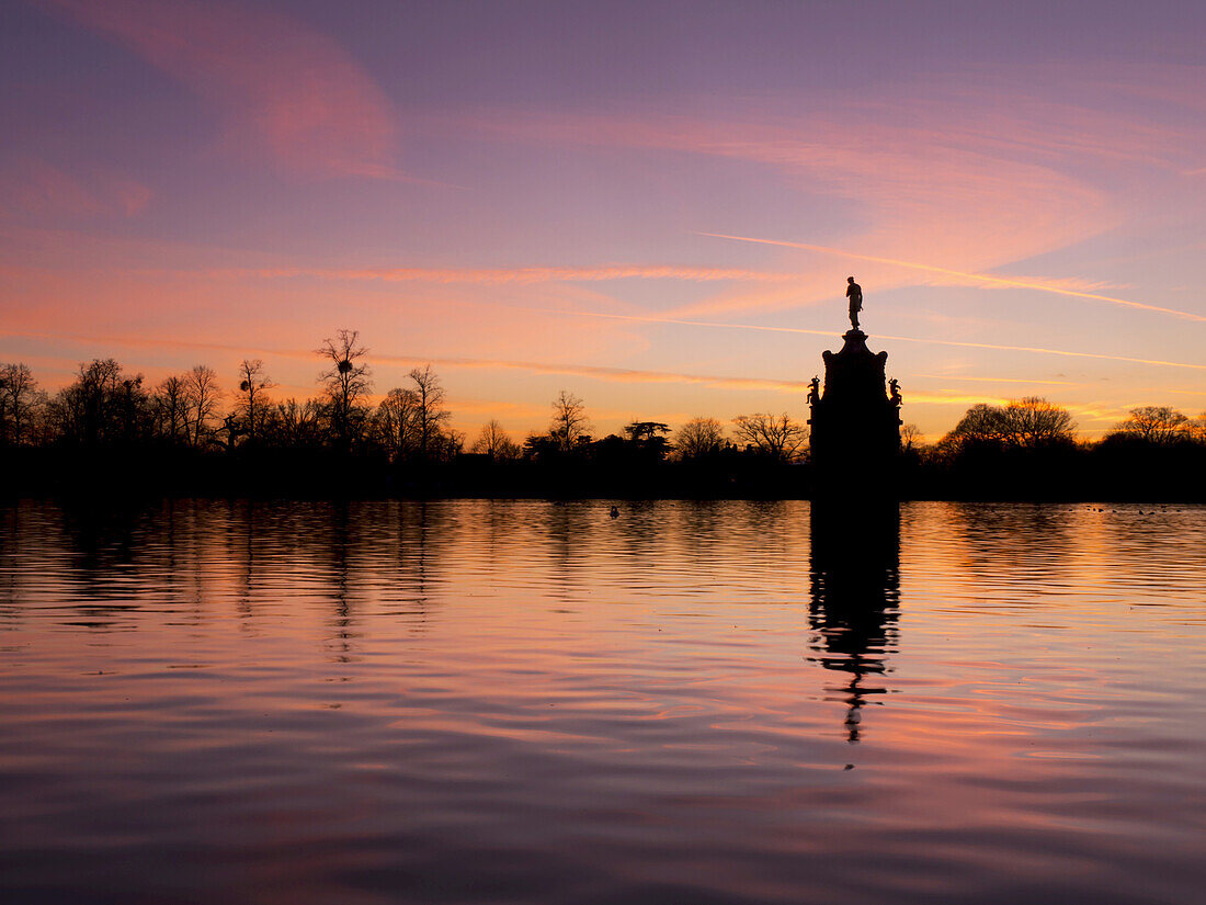 Bushey Park und Springbrunnen bei Sonnenuntergang; London, England