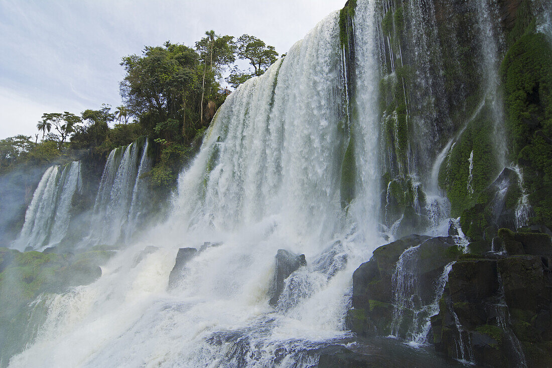 Exotischer Wasserfall aus der Nähe gesehen; Missiones, Argentinien