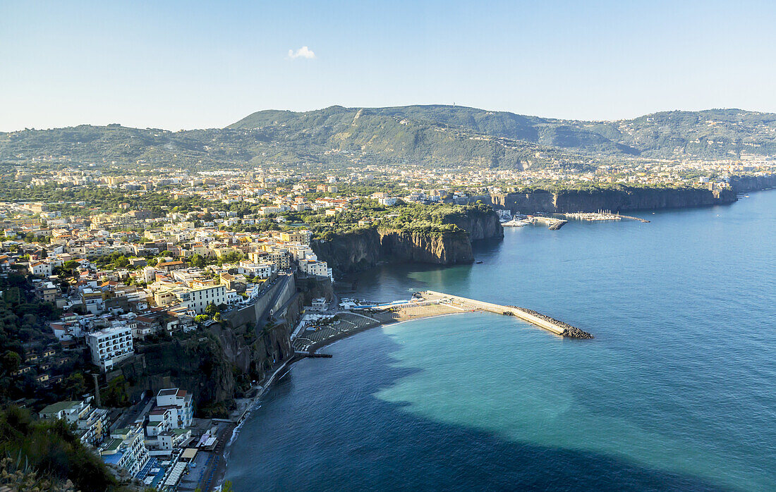 Aussicht auf die weite Landschaft, die Stadt und das Mittelmeer von der Küstenstraße von Sorento, Italien, an der Amalfiküste; Sorento, Provinz Salerno, Italien