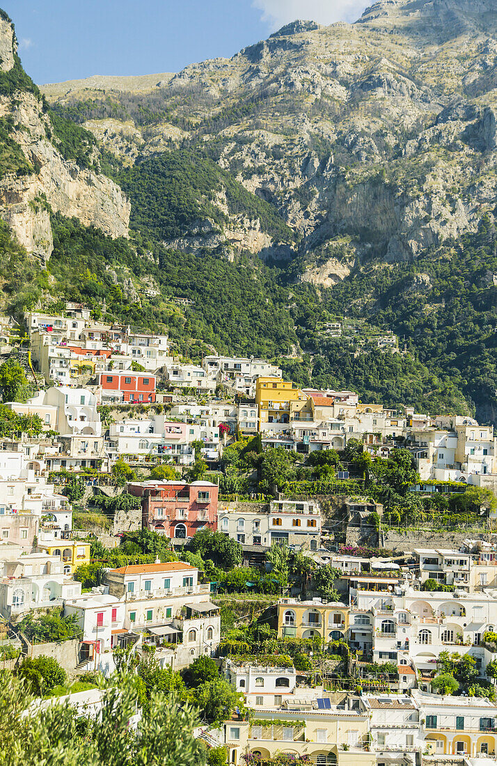 Diese bergige Aussicht ist eines der vielen historischen Dörfer, die in die Berge gebaut wurden und die Touristen sehen, wenn sie auf der Panoramastraße an der Amalfiküste Italiens fahren; Amalfi, Provinz Salerno, Italien
