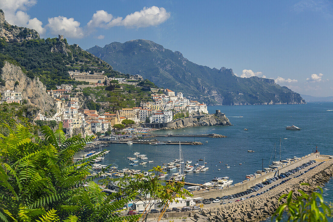 Blick auf die Stadt Amalfi und das Mittelmeer auf der Panoramastraße zur Amalfiküste in Italien; Amalfi, Provinz Solerno, Italien