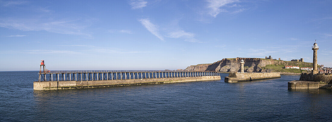 Leuchtturm und Wellenbrechermauer im Hafen; Whitby, North Yorkshire, England