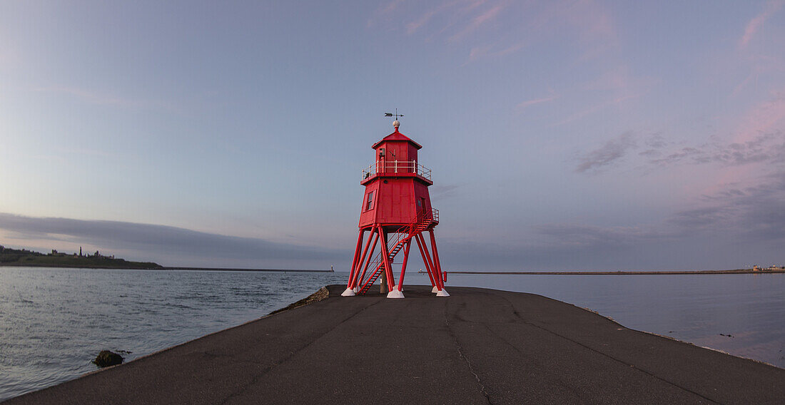 Roter Leuchtturm entlang der Küste bei Sonnenuntergang; South Shields, Tyne And Wear, England