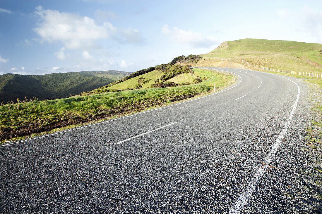 Perspektive einer kurvenreichen Straße auf dem Gipfel eines Berges; Nordinsel, Neuseeland