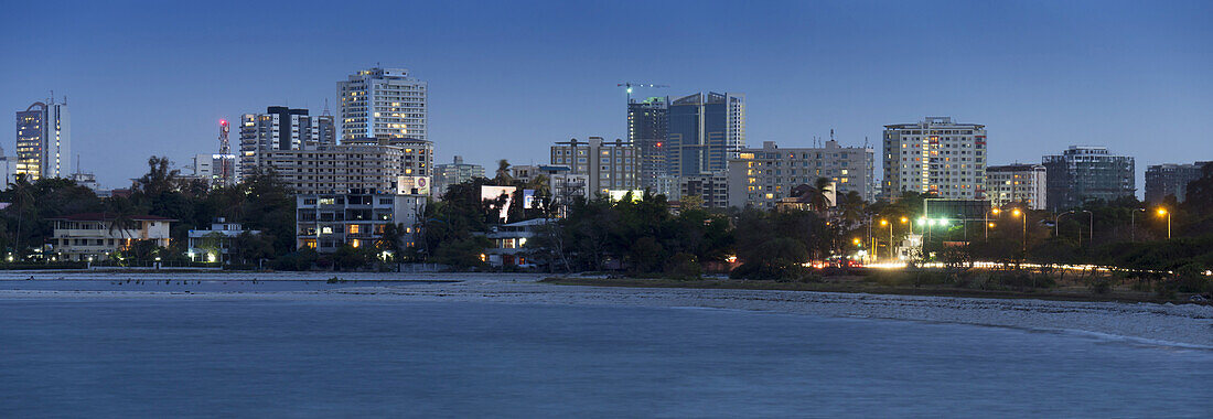 Stadt Dar Es Salaam in der Abenddämmerung; Dar Es Salaam, Tansania