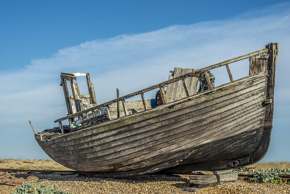 Altes Boot am Kieselstrand von Dungeness; Dungeness, Kent, England
