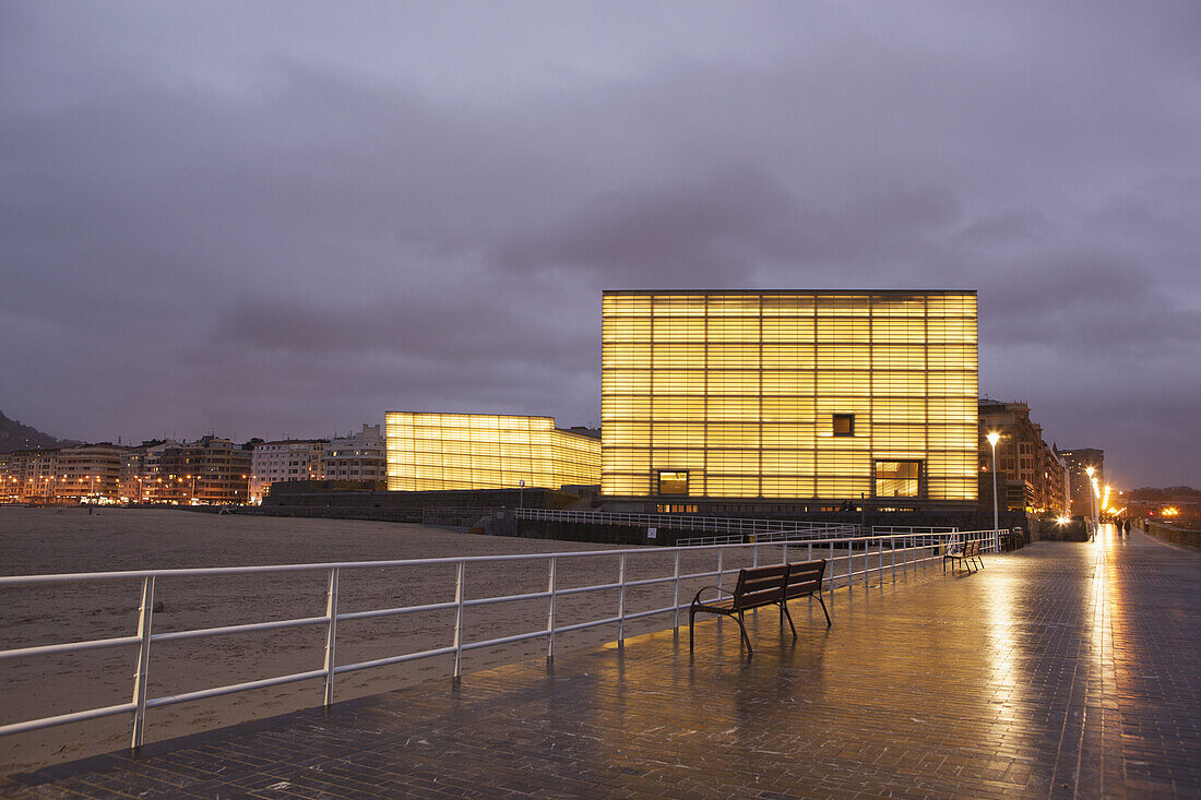 Die beiden Glaswürfel des Kursaals, des Kulturzentrums, das sich neben dem Rio Urumea und dem Strand Zurriola im Stadtteil Gros erhebt; San Sebastian, Spanien