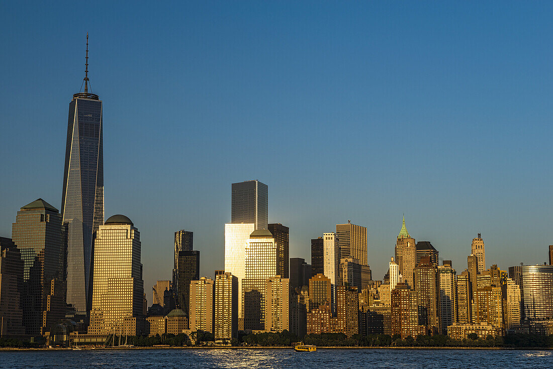 Das New World Trade Center bei Sonnenuntergang, von Jersey City, New Jersey aus gesehen; New York City, New York, Vereinigte Staaten von Amerika