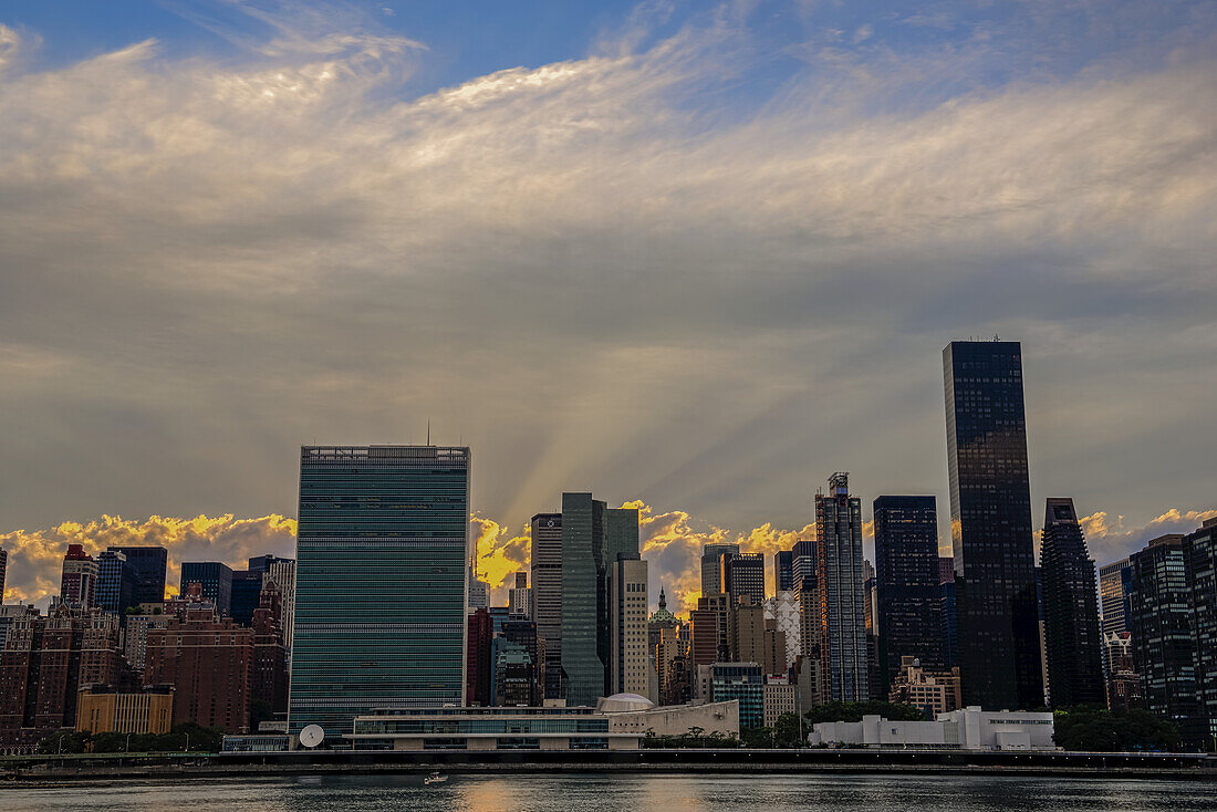 Sonnenuntergang hinter den Vereinten Nationen; New York City, New York, Vereinigte Staaten Von Amerika