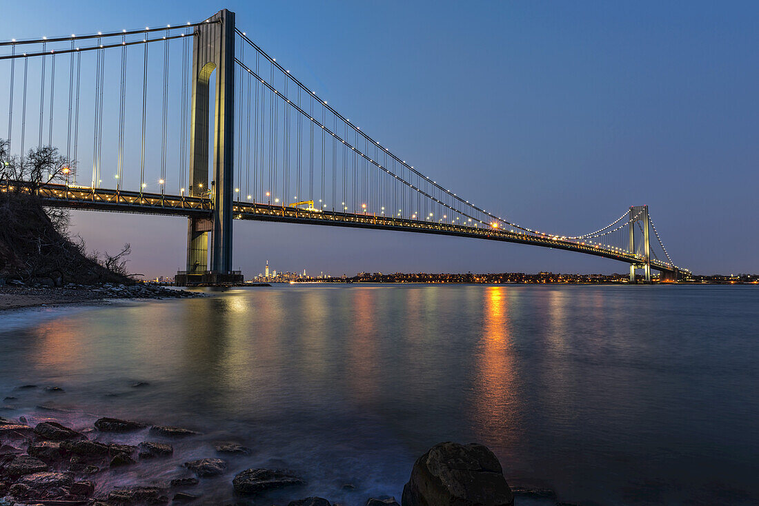 Verazzano-Narrows Bridge bei Sonnenuntergang, Fort Wadsworth; Staten Island, New York, Vereinigte Staaten Von Amerika