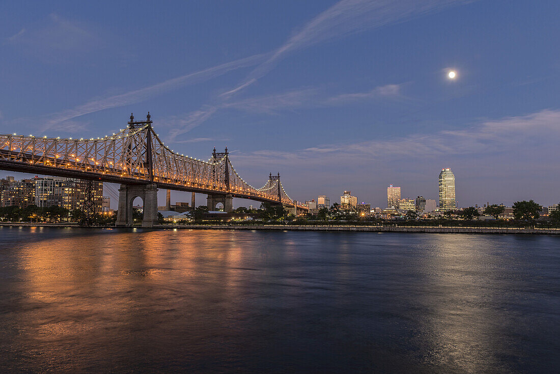 Mondaufgang über der Queensboro (59th Street)-Brücke und dem Citibank-Gebäude; Queens, New York, Vereinigte Staaten Von Amerika