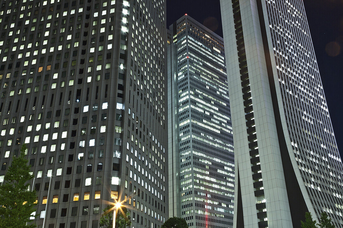 Nachts beleuchtete Wolkenkratzer; Tokio, Japan