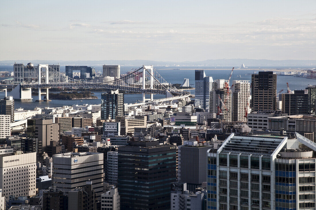 Stadtbild von Tokio mit Blick auf eine Brücke und das Meer; Tokio, Japan