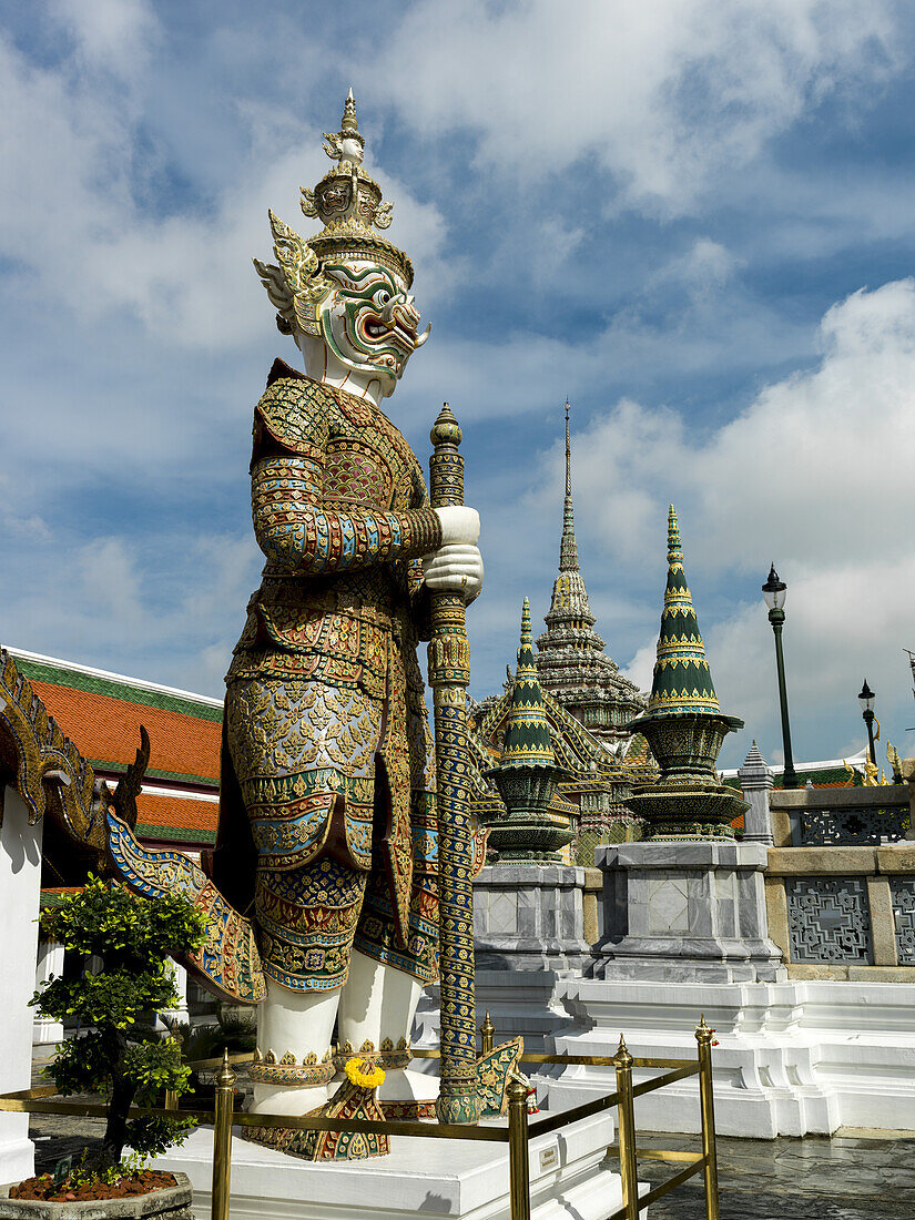 Verschnörkelte und farbenfrohe Statue, Tempel des Smaragdbuddhas (Wat Phra Kaew); Bangkok, Thailand