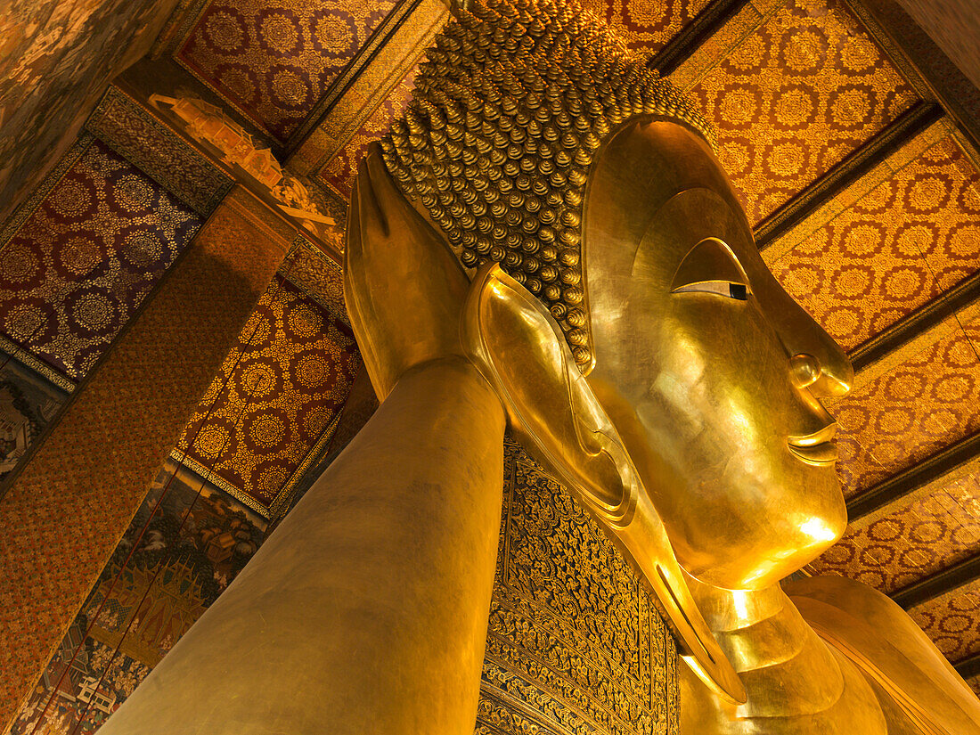 Goldene buddhistische Statue; Bangkok, Thailand