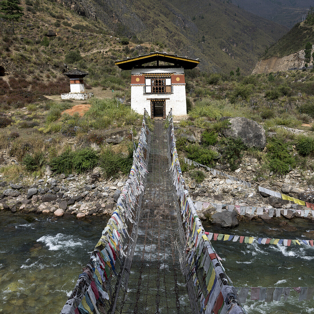 Hängebrücke aus Holz und Kette über den Paro-Fluss, nahe dem Tachog Lhakhang Dzong; Paro, Bhutan