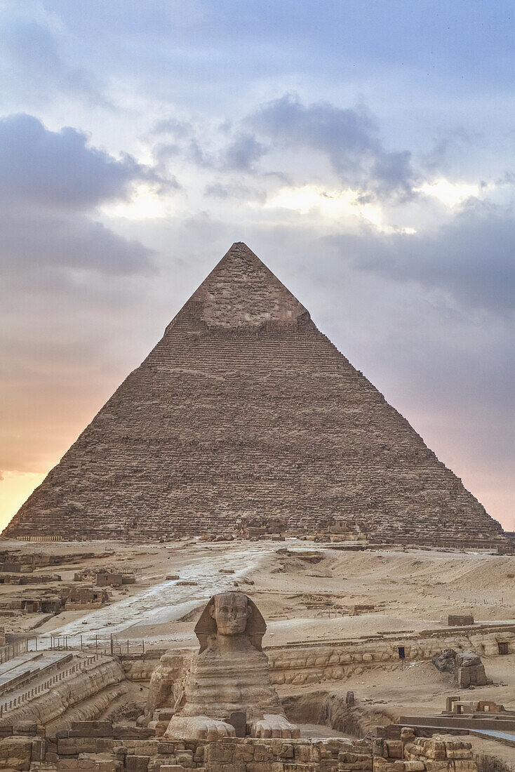 Sonnenuntergang, Sphinx (Vordergrund), Chephren-Pyramide (Hintergrund), Die Pyramiden von Gizeh; Gizeh, Ägypten