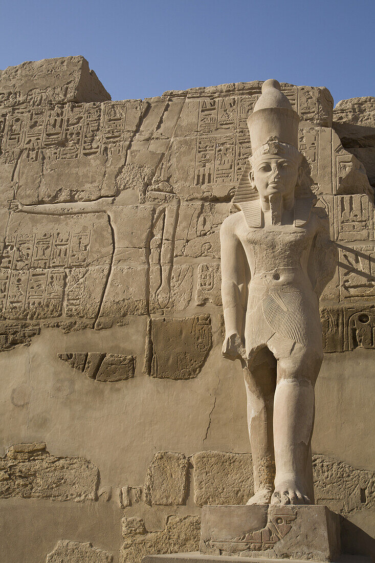 Statue des Pharaos im Peristylhof, Karnak-Tempelkomplex; Luxor, Ägypten