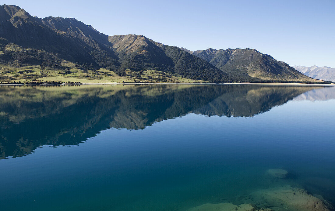Lake Hawea mit Spiegelungen der Berge; Südinsel, Neuseeland