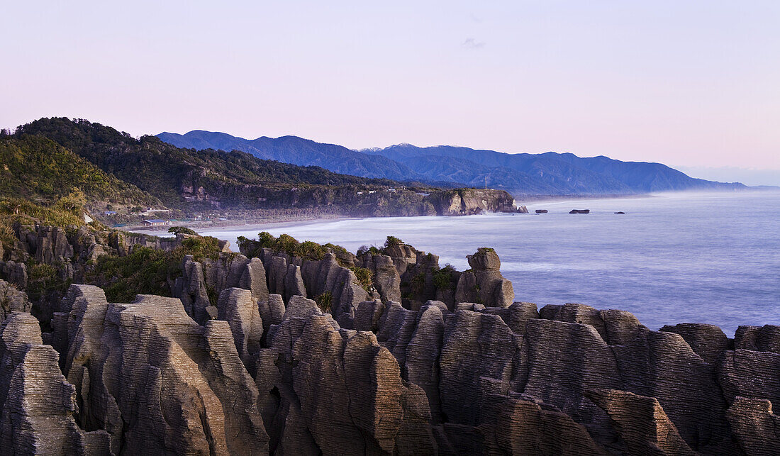 Felsformationen bei Sonnenuntergang; Punakaiki, Südinsel, Neuseeland