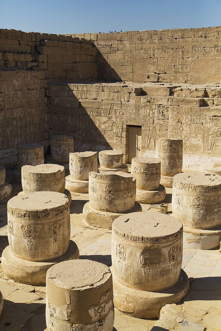 Säulen in der Hypostylhalle, Medinet Habu (Totentempel von Ramses Iii), Westufer; Luxor, Ägypten