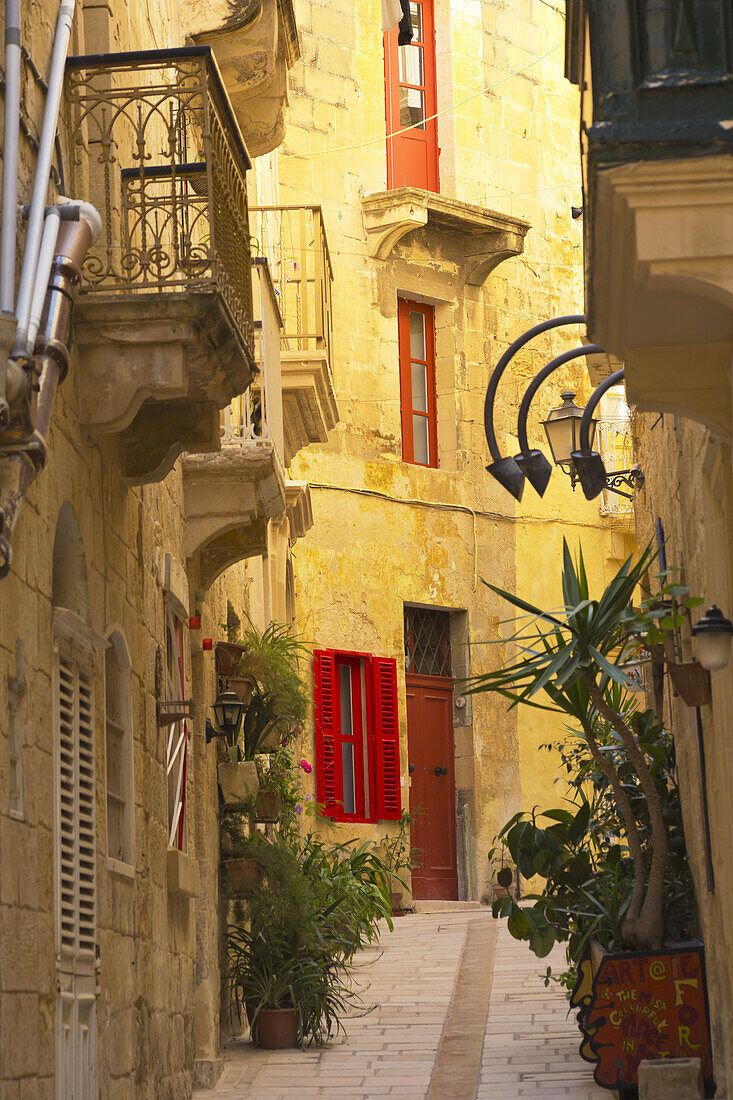 Bunte Türen und Fensterläden an Wohngebäuden; Malta