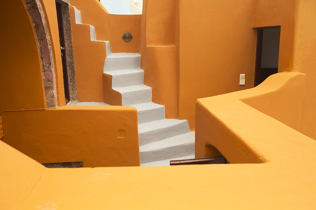 Bunte Wohnhäuser und Treppen; Oia, Santorin, Griechenland