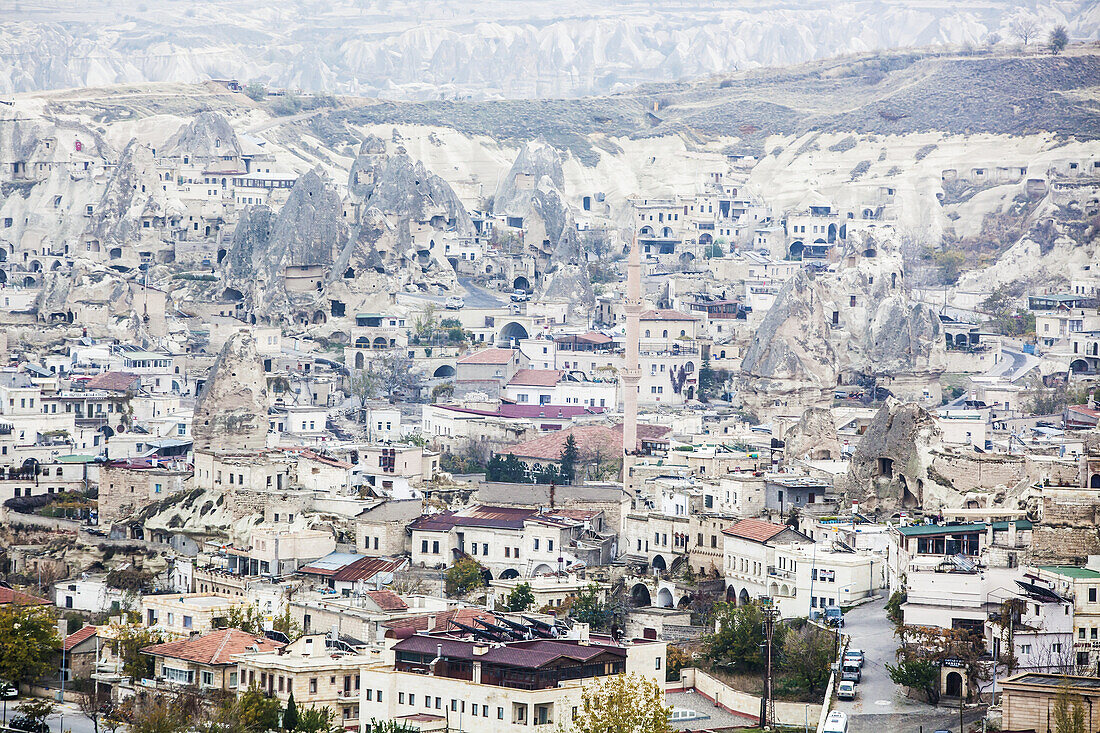 Häuser und künstliche Höhlenwohnungen; Goreme, Kappadokien, Türkei