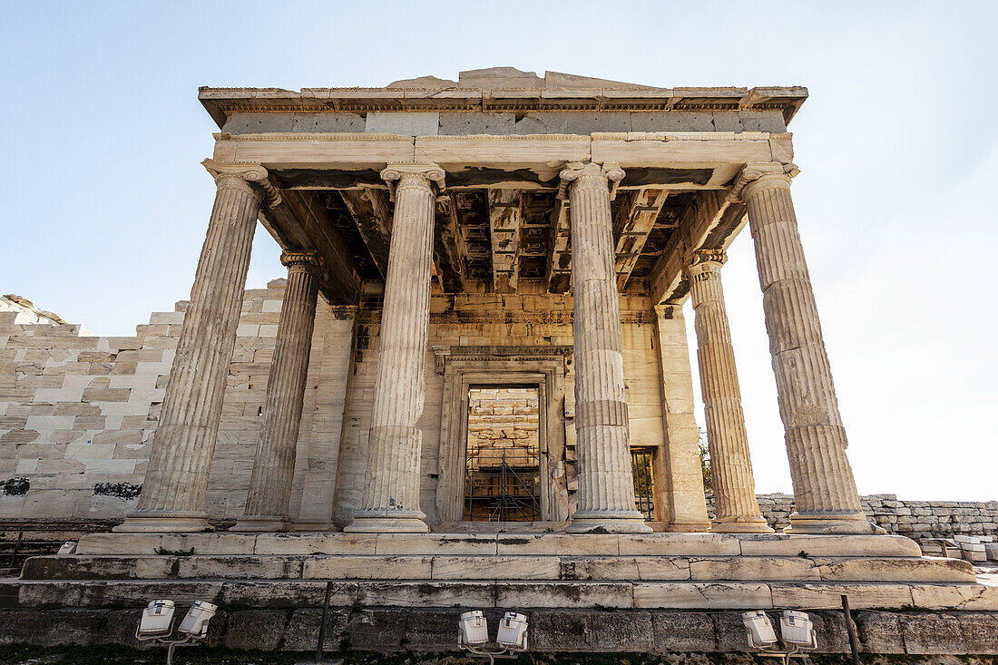 Das Erechtheion, ein antiker griechischer Tempel an der Nordseite der Akropolis; Athen, Griechenland